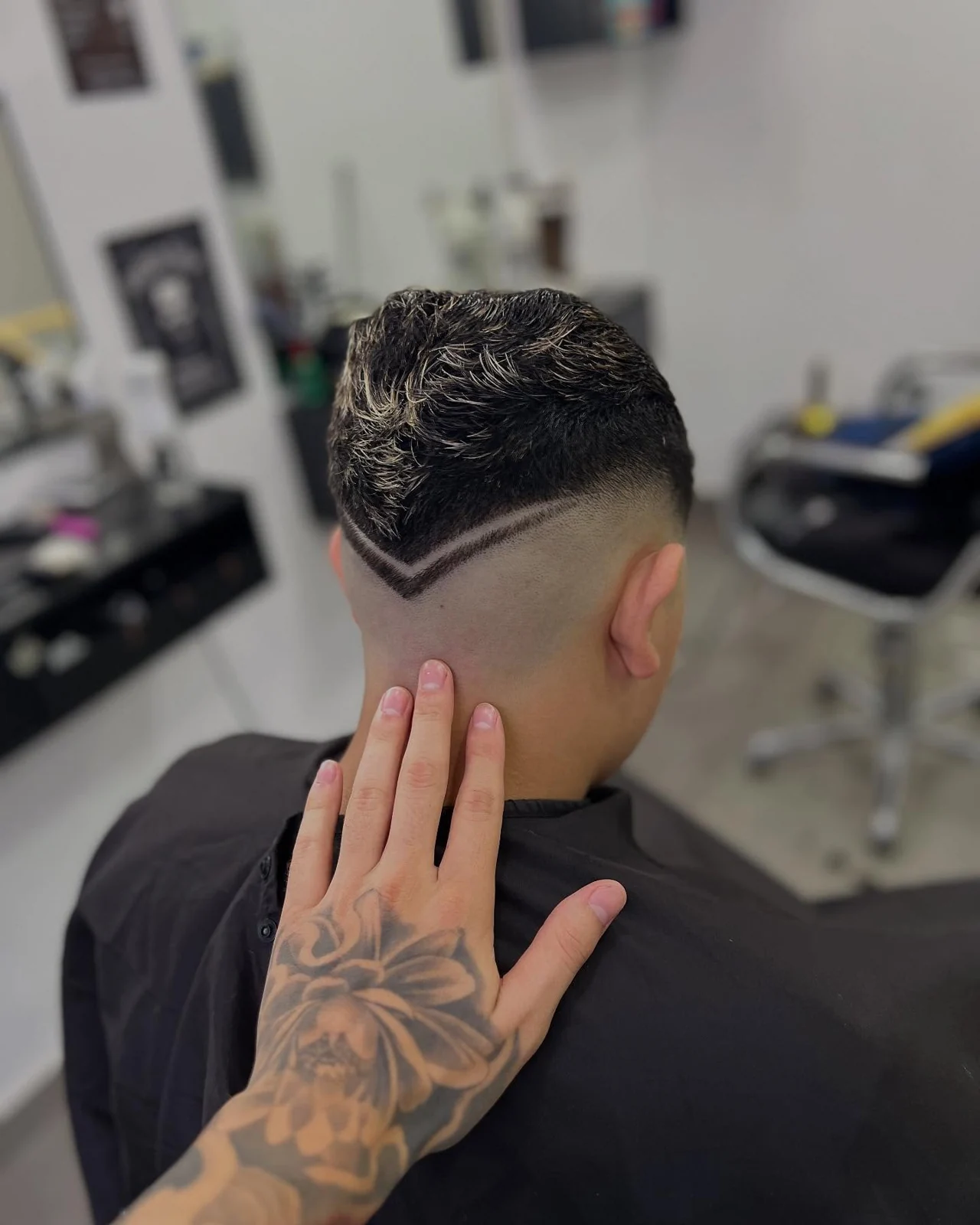 Desenho de linhas na lateral e acabamento em V