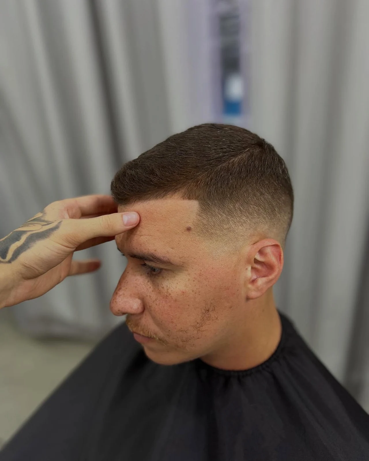 Corte curto com contorno definido e degradê