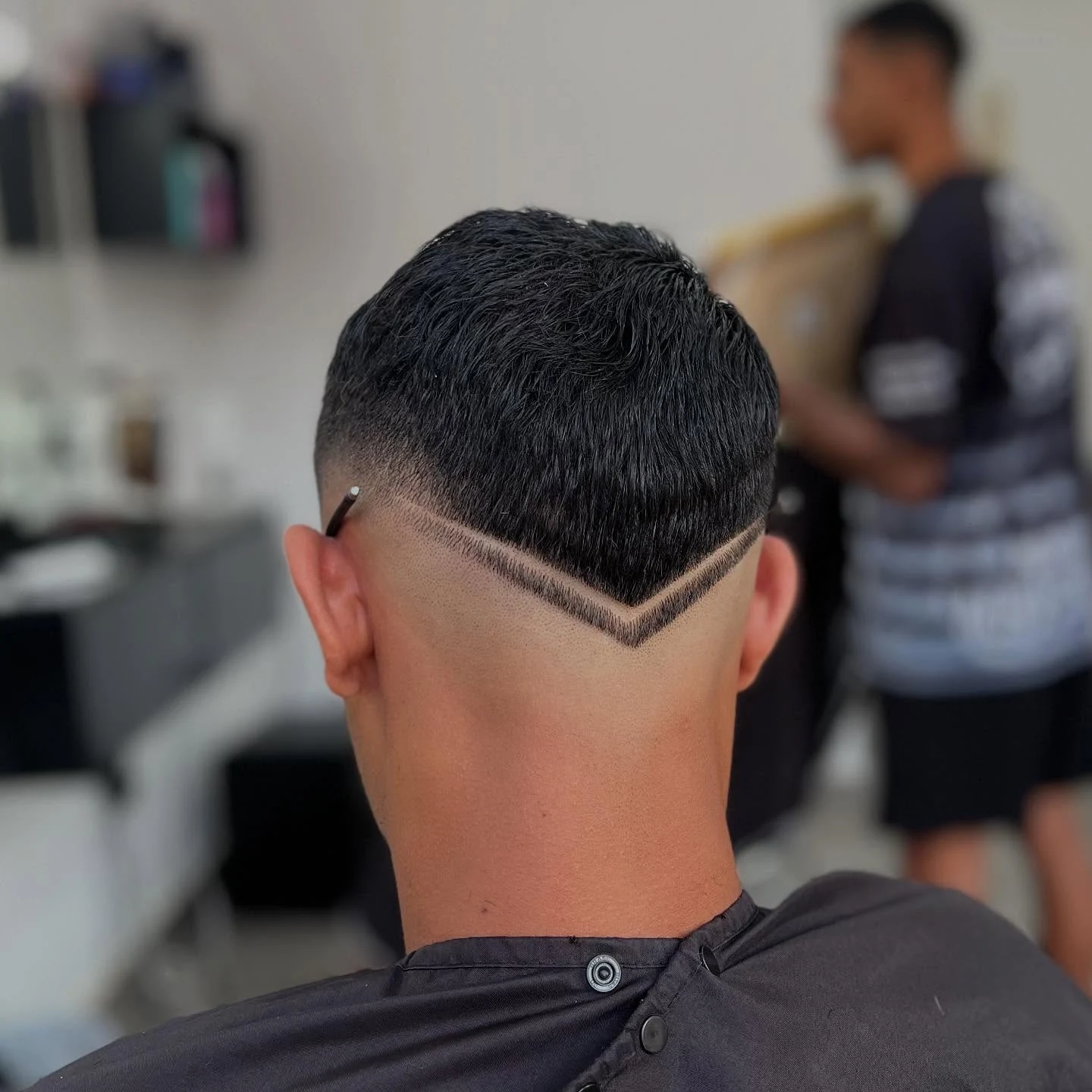 Acabamento em V visto pela parte de trás do corte